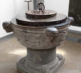 Der Taufstein der Antoniterkirche 