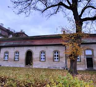 Viele Nebengebäude 