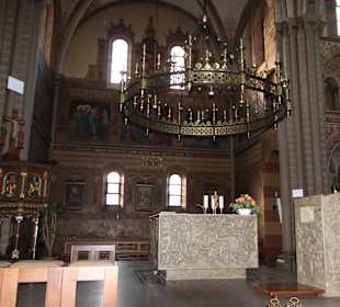 Zelebrationsaltar und Ambo