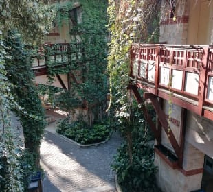 Die Anlage ist schon eingewachsen und in einem schattenspendenden Pinienwald gelegen. Der Blick zeigt den Weg der oberen Zimmer nach unten. Ulusoy Kemer Holiday Club