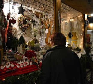 Kunsthandwerklicher Weihnachtsschmuckstand