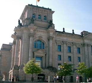 Reichstag von der Spree aus gesehen