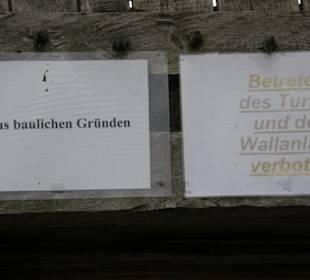 Hinweisschild am Zugangsturm