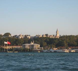 Blick auf Anleger vor der Brücke