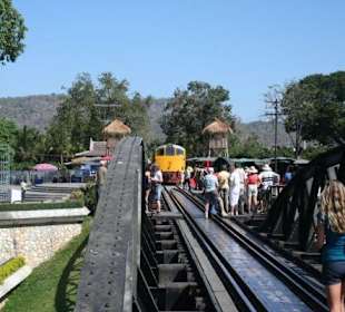 Brücke mit Touristen und Zug hinten