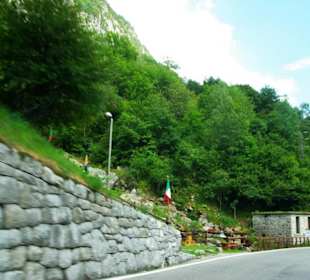 Links schöne angelegter Bereich