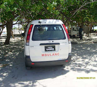 Auch auf den Malidiven gibt es Krankenwagen