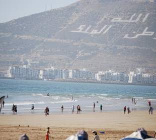 Der Badestrand in Richtung Hafen