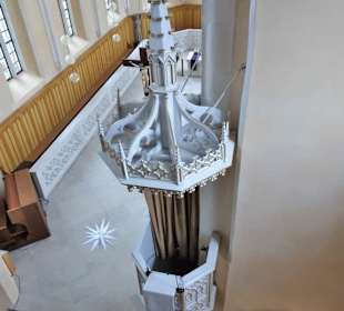 Blick von der Empore auf die Kanzel