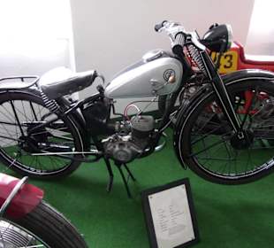 Alte Motorräder und Fahrräder