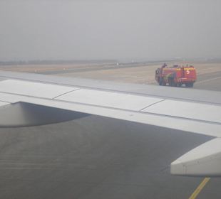 Feuerwehr kreuzt Startbahn