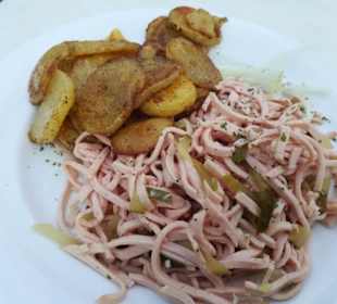 Wurstsalat mit Bratkartoffeln