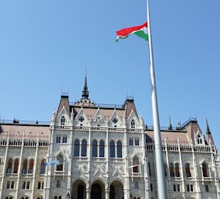 Das Parlament bei schönstem Mai Wetter