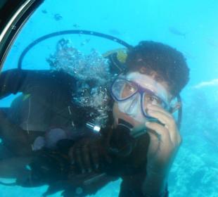 Einer von 2 Tauchern, die die Fische anlockten