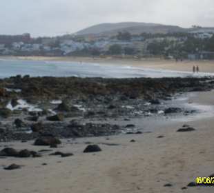 Strand, teilweise steinig