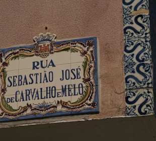 Straßenschild aus Kacheln