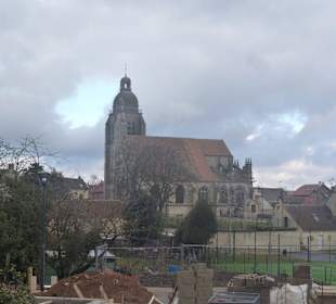 Kościół górujący nad miasteczkiem