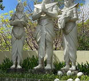 Statuen im Eingangsbereich