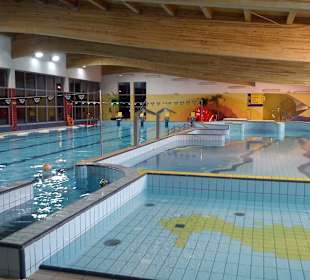 Strefa rekreacyjna i po lewej basen sportowy