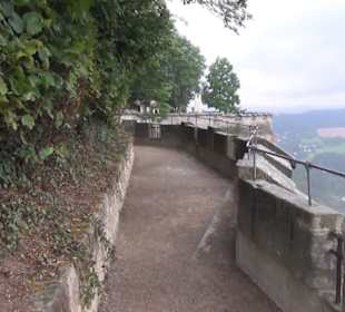 Entlang der Festungsmauer