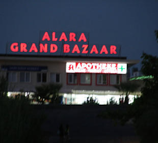 Shoppingmöglichkeit in 370 Geschäften 1 km vom Hotel Gardeni