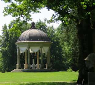 Monopteros mit griech. Skulptur