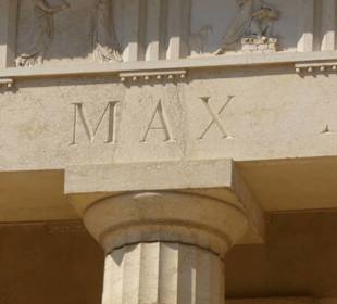 Inschrift über den Säulen