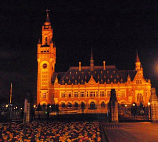 Vredespaleis at night