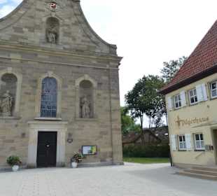 Außenansicht mit Pilgerhaus