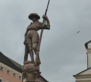 Der Lindlbrunnen auf dem Stadtplatz von Traunstein