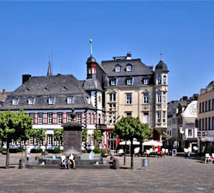 Blick auf den Markbrunnen und Rathaus