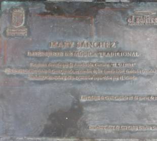 Bodenplatte vor dem Denkmal Mary Sánchez