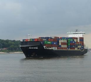 Unterwegs auf der Elbe bei Hafenrundfahrt