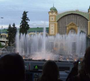 Bunte Wassserfontänen zu Musik