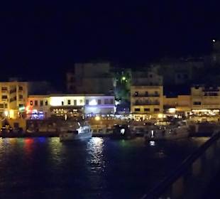 Hafen von Agios Nikolaos bei Nacht