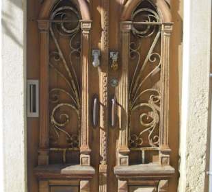 Alte masive Haustüre