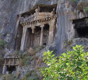 In Fels gehauenes Königsgrab