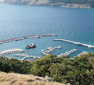 Blick von oben auf den Hafen von Baška