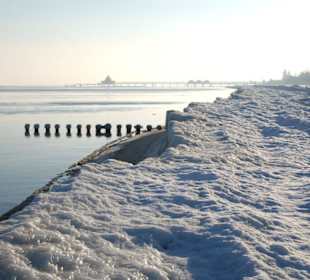 Winterlicher Ostseestrand mit Seebrücke