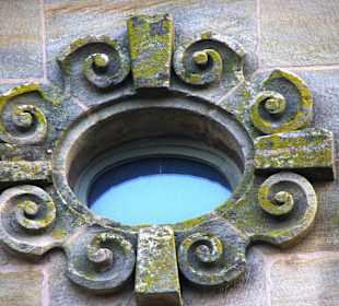 Sandsteinmotive Hauptmauer