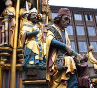 Figuren im Schönen Brunnen