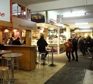 Blick auf den Gastrobereich der Marktstände