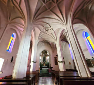 Innenraum mit Pfeiler und Kreuzrippengewölbe