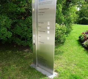 Wegweiser im Schlosspark Fantaisie