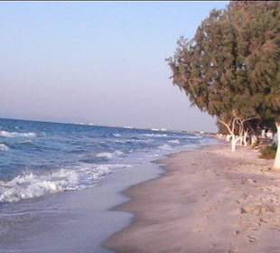 Der schmale schöne Hotel-Strand