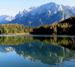 Blick über den See zum Karwendelgebirge