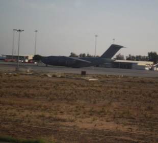 Flugfeld mit Militärtransporter