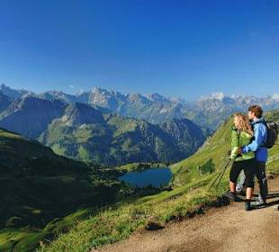 Wanderer am Seealpsee am Nebelhorn