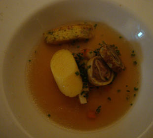 Leberknödelsuppe verfeinert