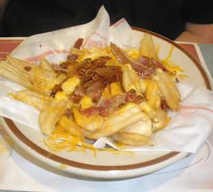 Fritten mit Käsesoße, Ranchsoße und Speck